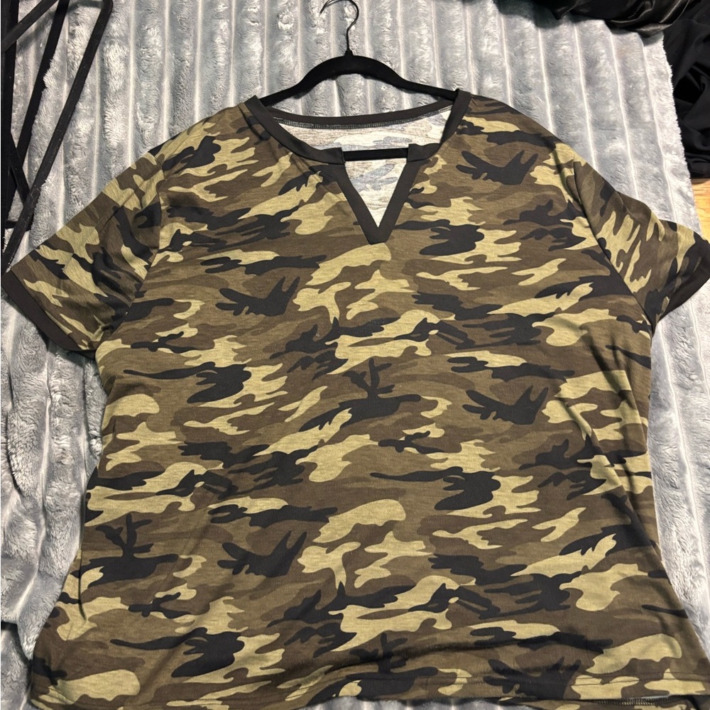 SHEIN Curve Camouflage Top